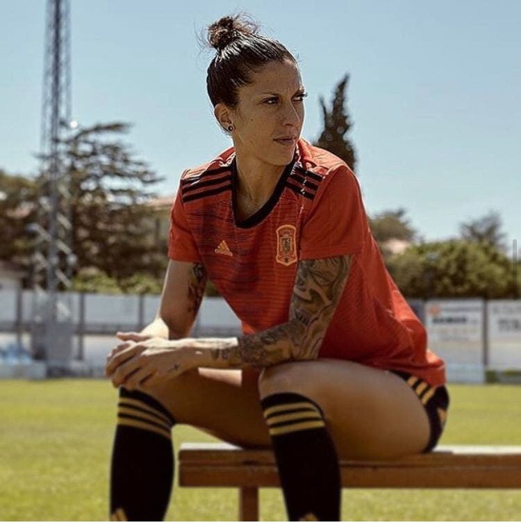 El beso del presidente de la federacion a una jugadora