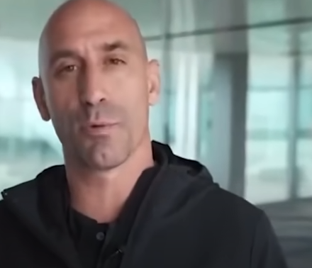 Rubiales se disculpa por beso a jugadora.