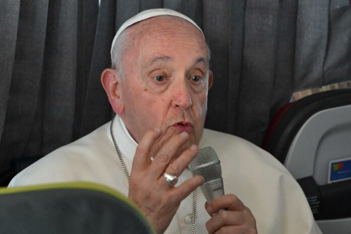 El papa dice que la Iglesia está abierta a todos, también a los homosexuales
