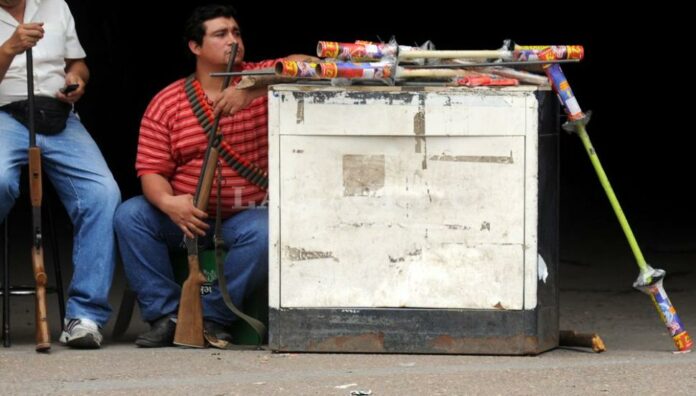 En Argentina comerciantes salen con escopetas para defender sus negocios de los saqueos
