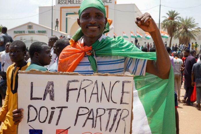Francia evacuará hoy a sus ciudadanos en Níger y podrán unirse otros europeos