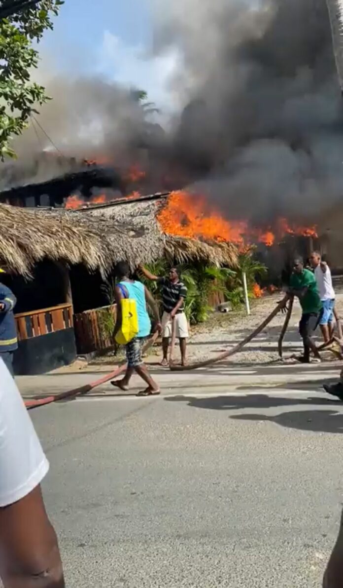 Fuego afecta un negocio comercial en Las Terrenas (VIDEO)
