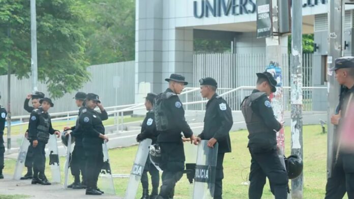 Hombre acusado de terrorismo tras filtrar datos de agentes