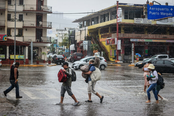 Huracán Hilary mantiene categoría 4 y sigue avanzando a la península de Baja California