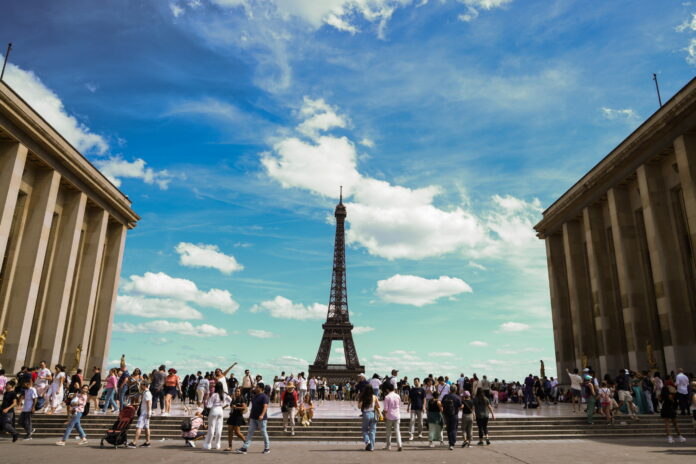 La Fiscalía de París abre investigación por falsas alertas de bomba en la Torre Eiffel
