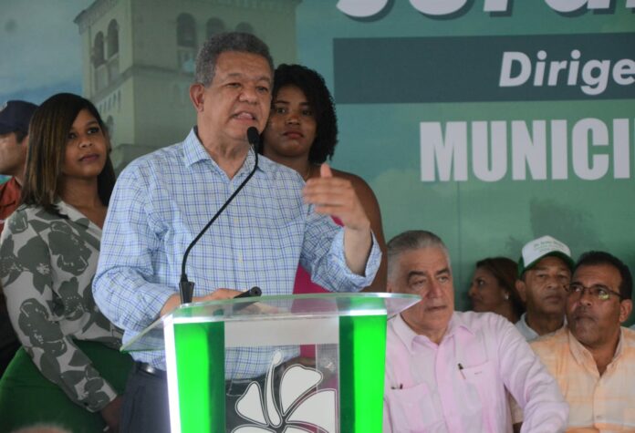 Leonel juramenta varios exalcaldes y regidora en municipios de Monte Plata