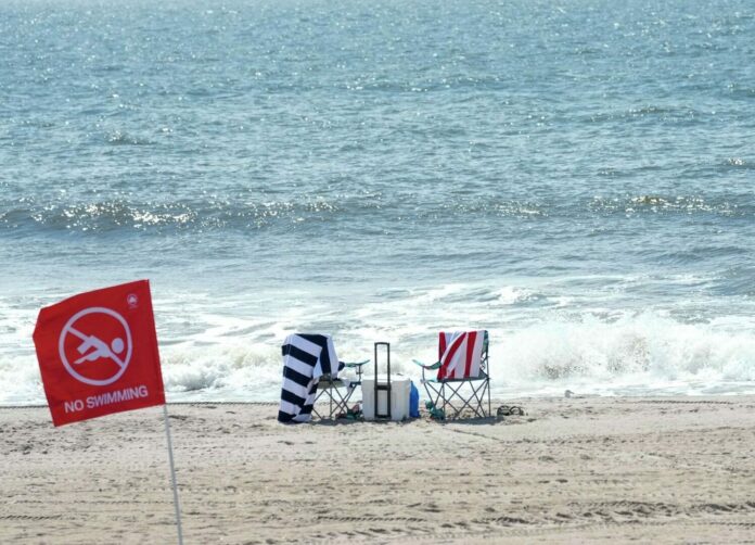NY cierra algunas playas de Long Island por huracán Franklin