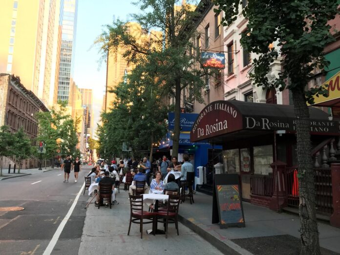 Nueva York mantendrá las terrazas callejeras de los restaurantes creadas en la pandemia