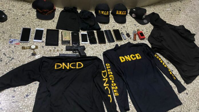 PN captura cuatro miembros de banda delictiva; ocupan armas, celulares y vestimenta de la DNCD