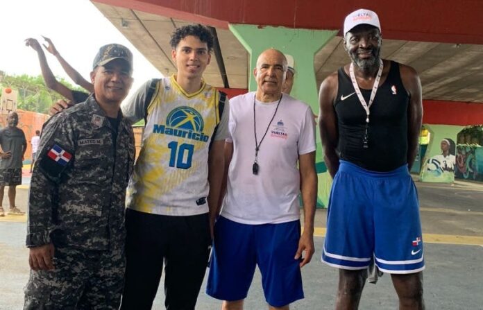 Por Vuelta al Barrio, Corporán recibe  beca para estudiar en Estados Unidos