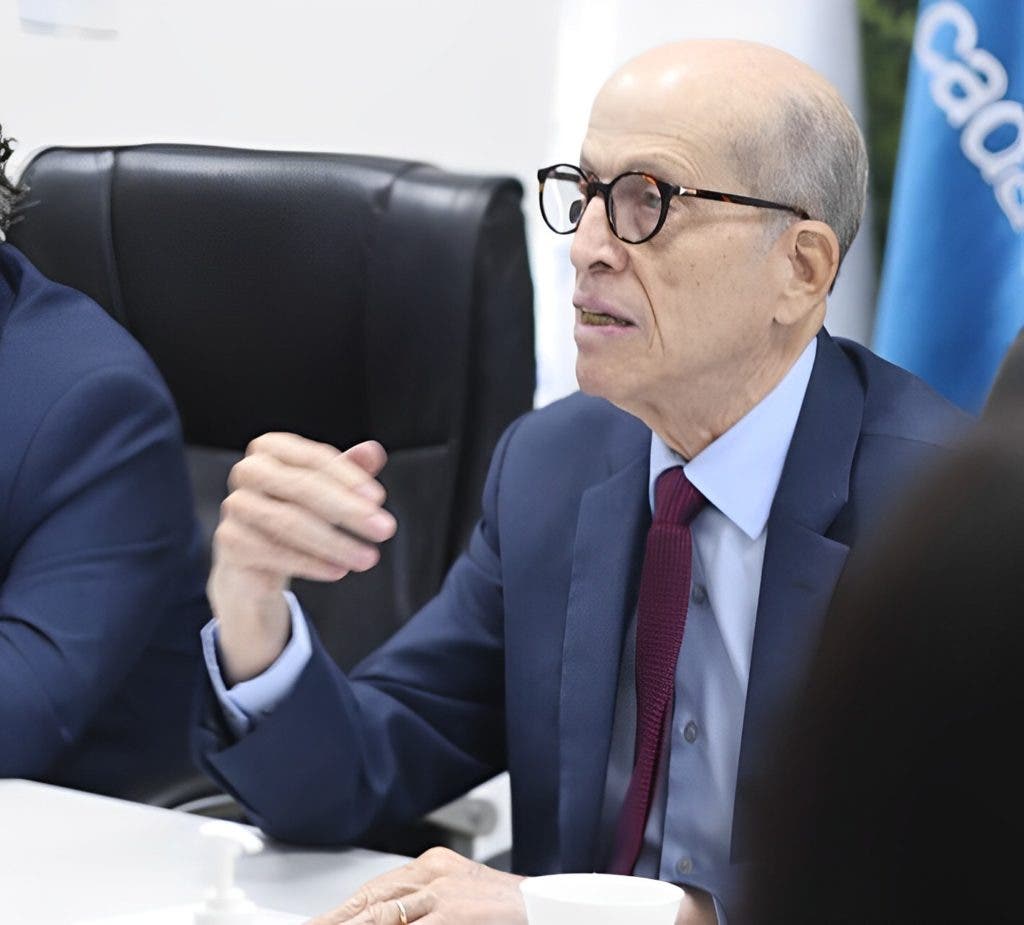 RD evalua instalacion de paneles solares flotantes en embalses de