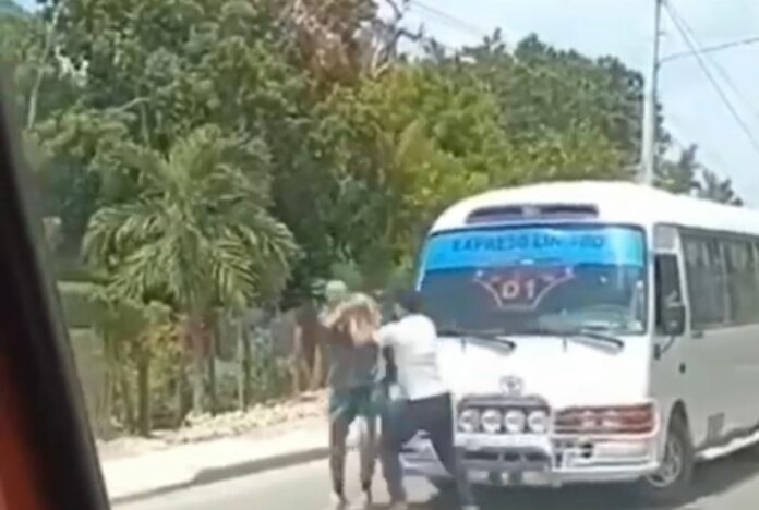 Se entrega cobrador de autobús que agredió a un envejeciente en Dajabón