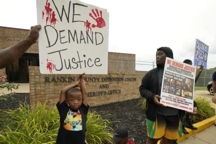 Seis expolicías se declaran culpables de torturar a 2 hombres negros en Mississippi
