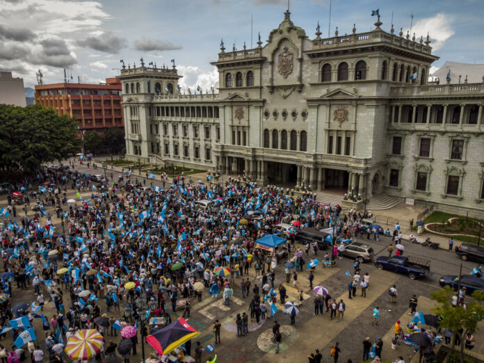 Guatemaltecos protestan en contra de “golpe de Estado” denunciado por presidente electo