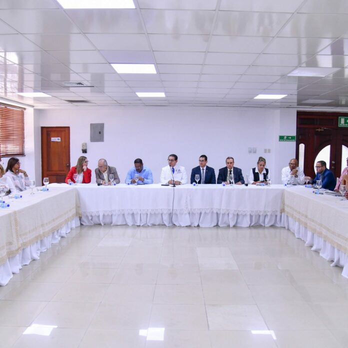 SP se reúne con Sociedades Especializadas y directores de Centros de Salud para tratar el tema dengue
