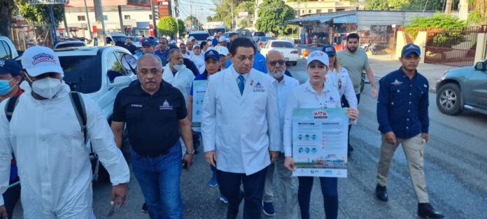 Ministro de Salud Daniel Rivera encabeza jornada contra el dengue en Santiago