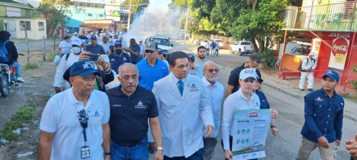 Ministro de Salud Pública encabeza en Santiago jornada de fumigación como prevención contra el dengue