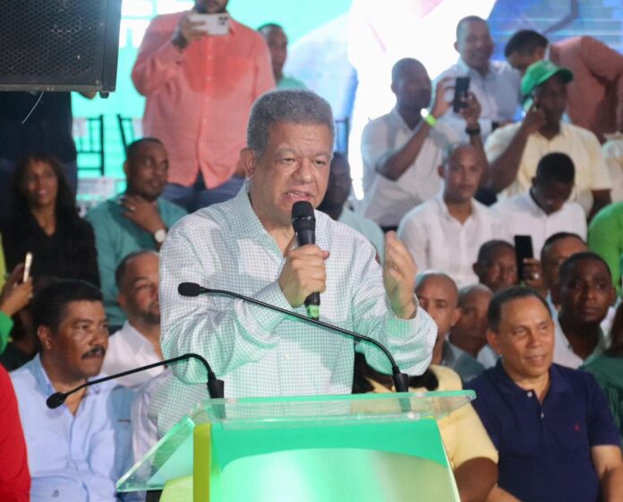 Leonel acusa al gobierno de intentar que fracasen los alcaldes que no se les venden