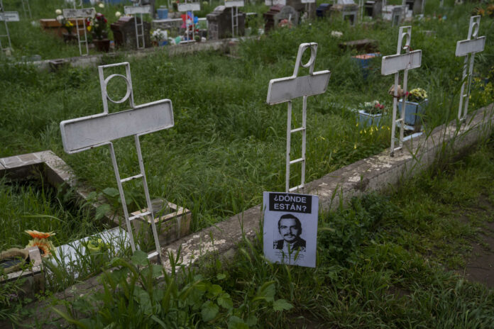 Chilenos, con el rostro de miles de asesinados y desaparecidos recuerdan el golpe