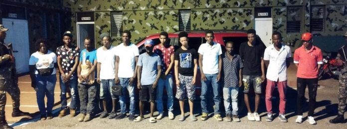 Detienen conductor con 13 haitianos ilegales en el 15 de Azua