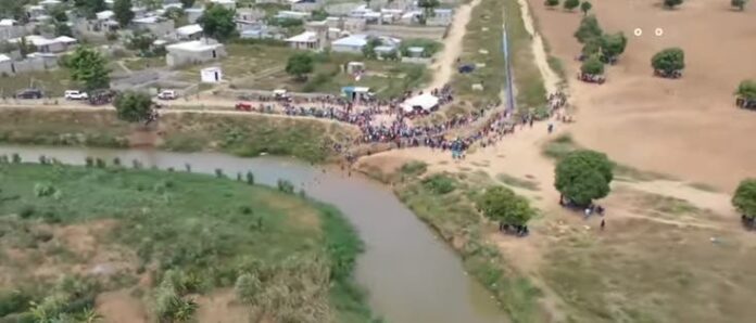 Pese a cierre de fronteras, haitianos continúan construcción de canal en río Masacre