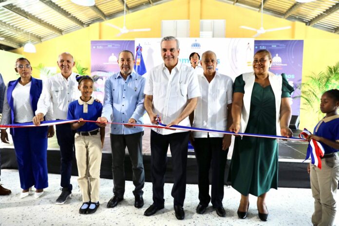 Abinader inaugura escuela básica en Sabana Perdida