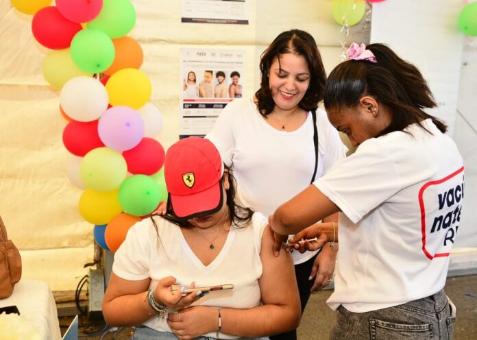 Ministro de Salud Pública encabeza “Vacunatón” en Santiago