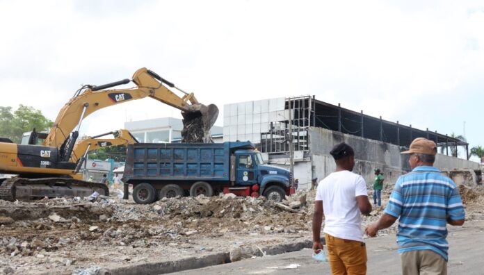 Toneladas escombros sacaban ayer camiones de zona de explosión en SC