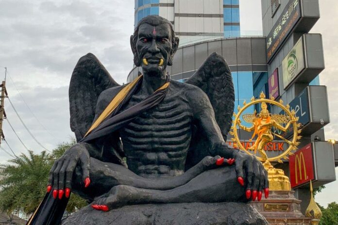 Estatua de aspecto demoníaco enfrenta a adoradores y detractores en Bangkok