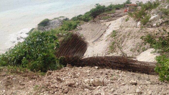Trabajan para restablecer tránsito en la carretera Barahona-Enriquillo