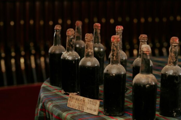 El whisky escocés más antiguo del mundo sale a subasta por 12.000 dólares cada botella