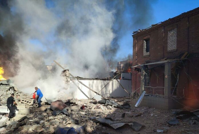 Al menos un muerto y 25 heridos en un ataque con misil ruso contra la ciudad de Zelenski