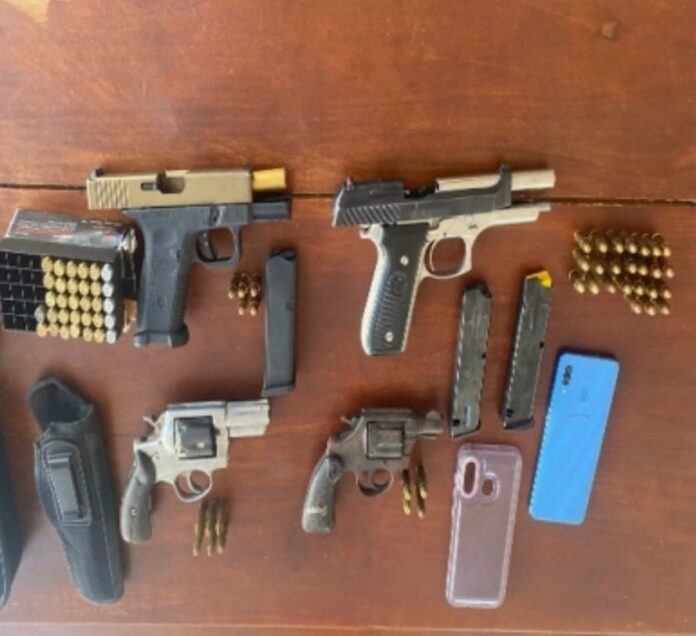 Apresan tres personas y ocupan armas de fuego y municiones durante allanamientos en la provincia María Trinidad Sánchez