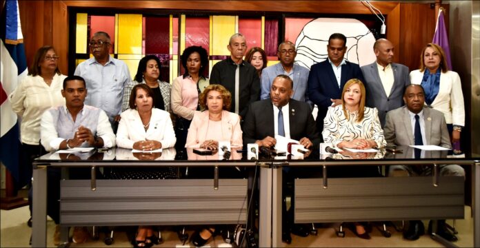 Bloque diputados PLD demanda reforzar hospitales para atender brote de dengue en el país