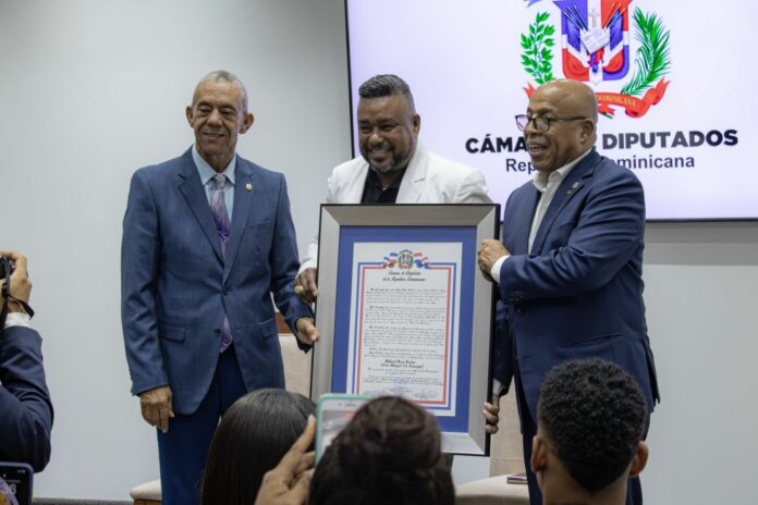 Cámara de Diputados reconoce al bachatero  Luis Miguel del Amargue