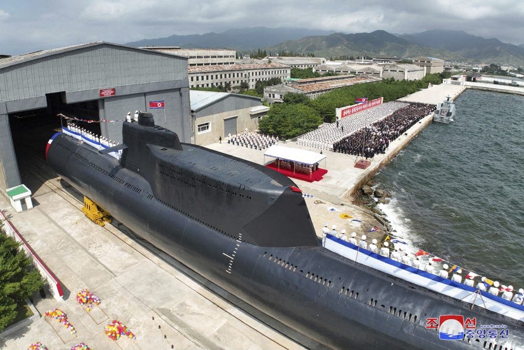 Corea del Norte dice que su nuevo submarino puede lanzar armas nucleares, pero hay dudas