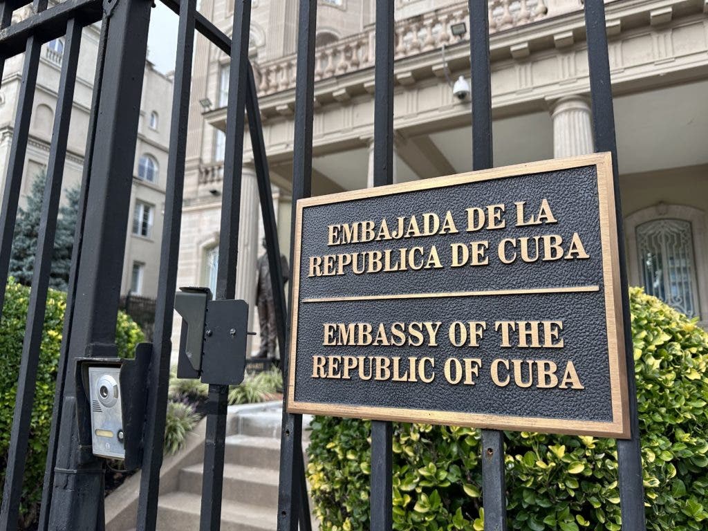 Cuba califica de "terrorista" un ataque con cócteles molotov a su embajada en Washington