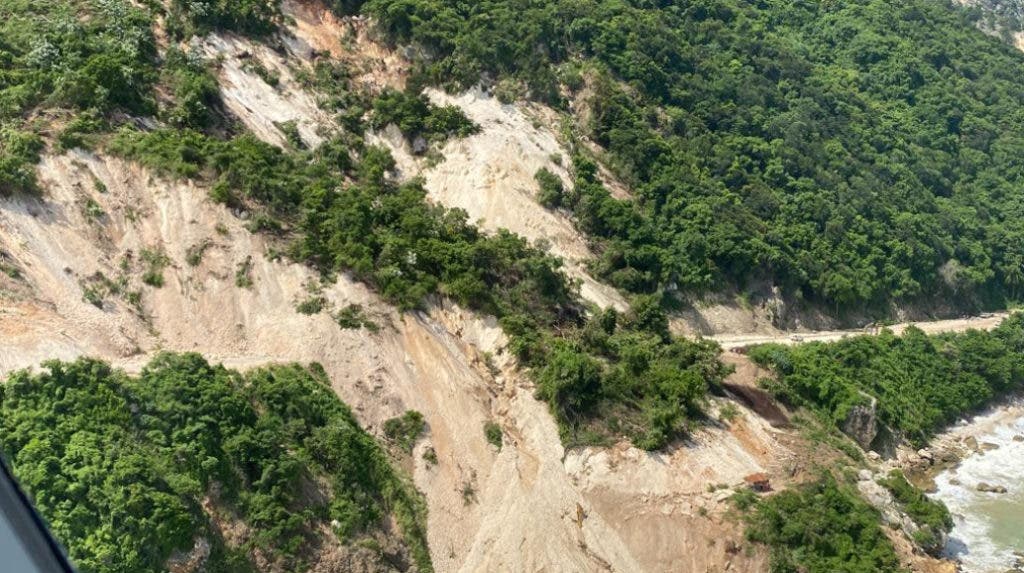 Deligne Ascencion acude a observar niveles de derrumbes por carretera BarahonaEnriquillo