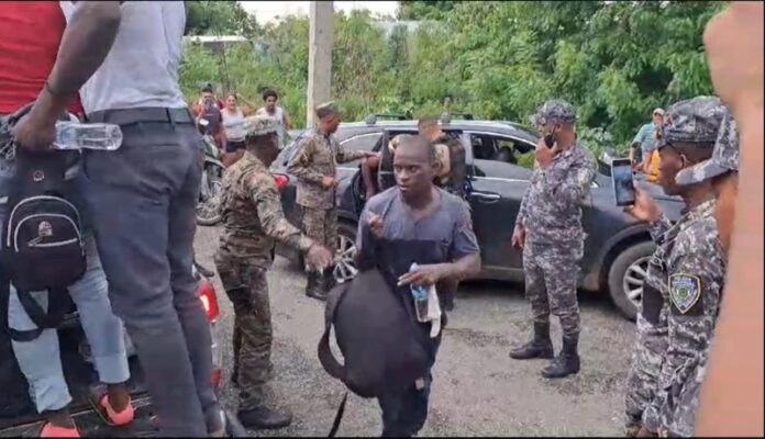 Detienen vehículo con más de 15 haitianos en Santiago Rodríguez