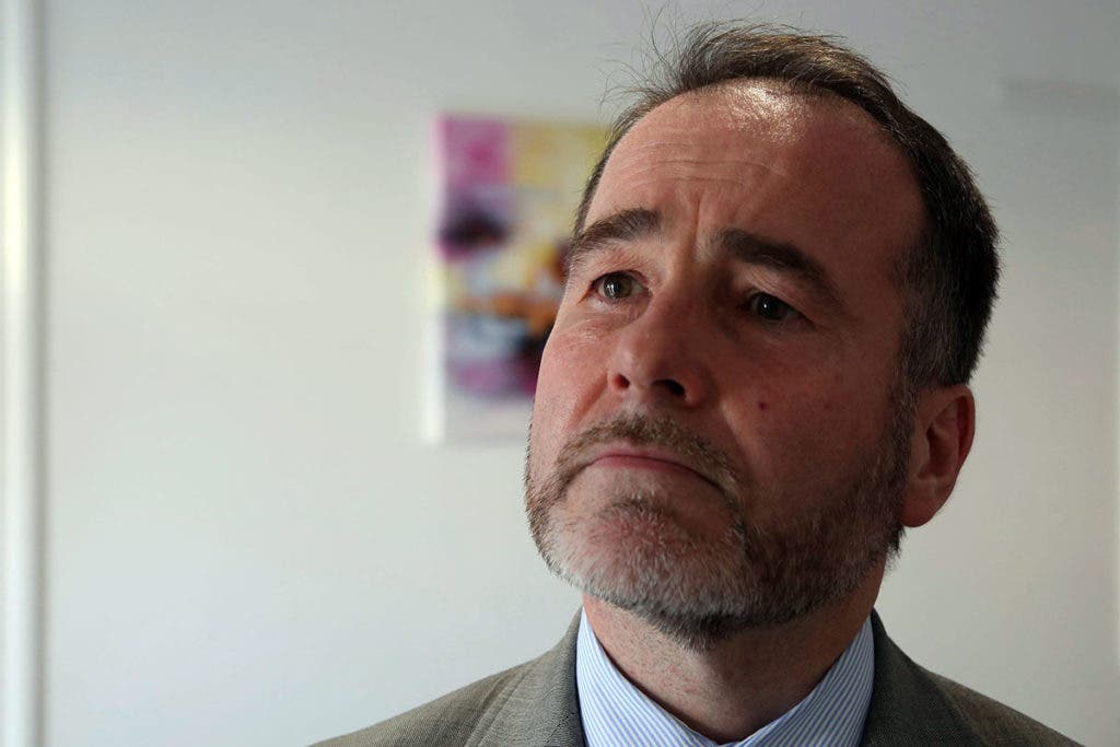 Dimite un diputado acusado de manosear a dos hombres cuando