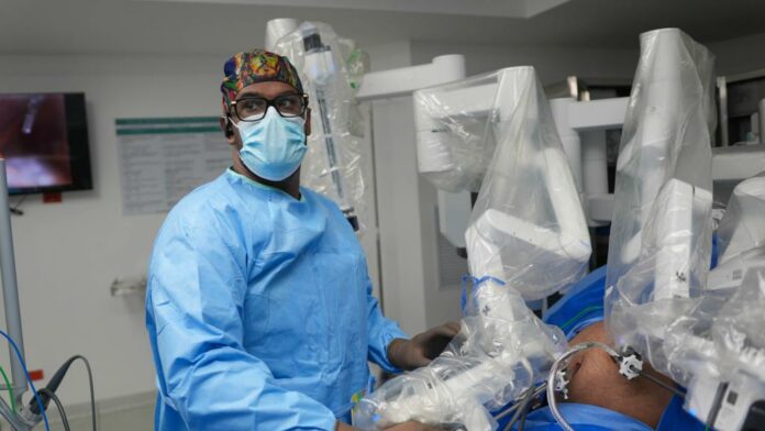 Doctor Constanzo Garrido realiza primera cirugía bariátrica por robot en RD