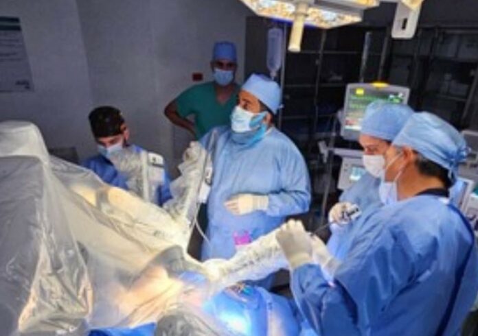 Doctor Pablo Mateo realiza con éxito primera intervención quirúrgica con consola robótica