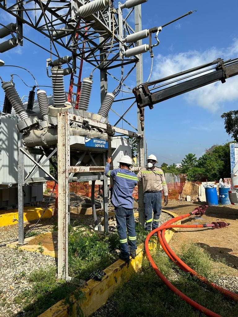 Edeeste investiga incendio en subestacion de Santo Domingo Norte