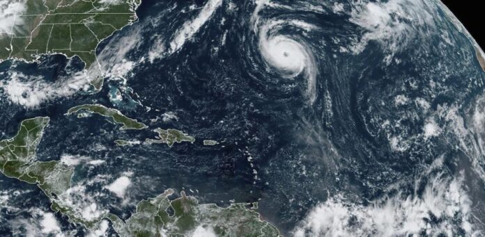 El huracán Nigel se mueve hacia el noreste del Océano Atlántico