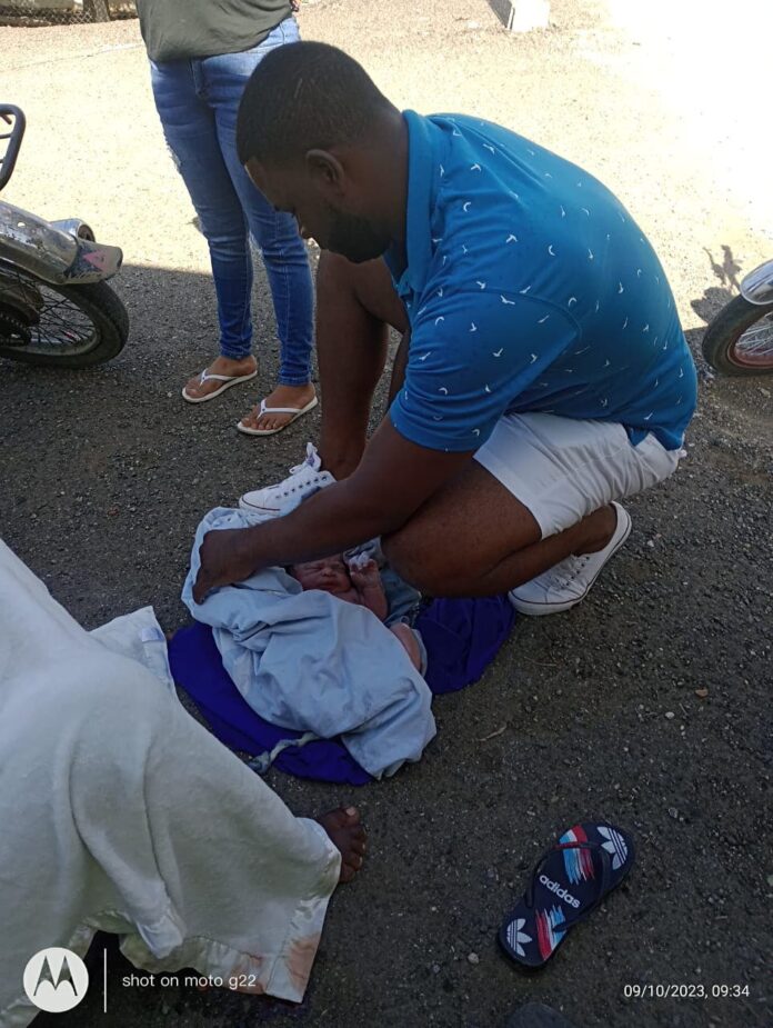 Enfermero auxilia mujer haitiana y le practica el parto en plena carretera Moca-Salcedo