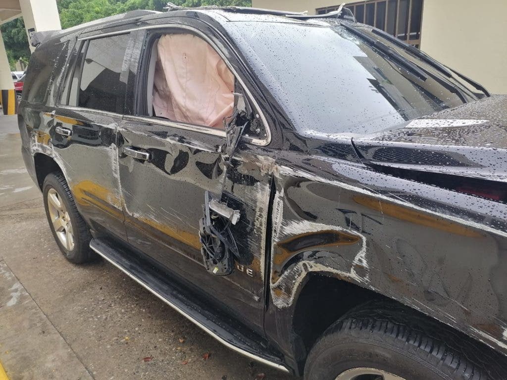 Estado en que quedo la jeepeta del senador Yvan Lorenzo