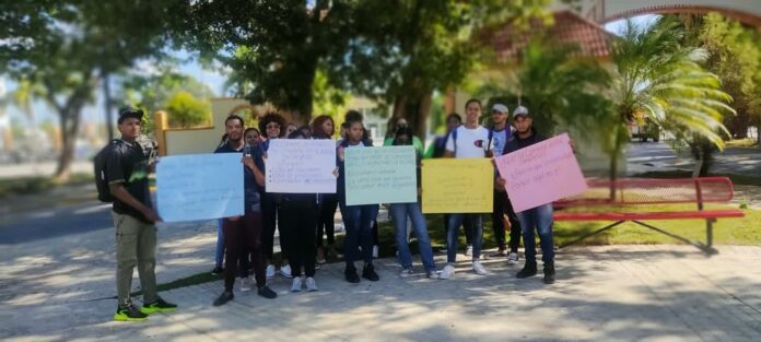Estudiantes de Publicidad y Lenguas Modernas realizan huelga pacífica en la UASD