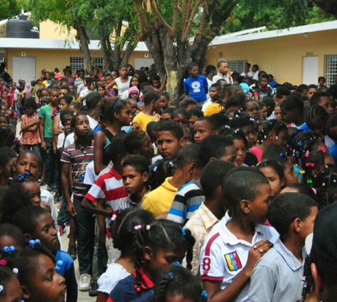 Fundación Dominicana de Urología Dr. Pablo Mateo realiza donaciones de útiles escolares a lugareños del municipio de Vallejuelo