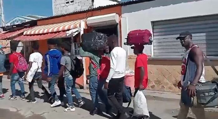 Haitianos siguen hoy regresando voluntariamente a su país por Dajabón