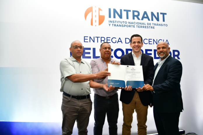 Intrant entrega licencia de operación Corredor Gurabo Santiago